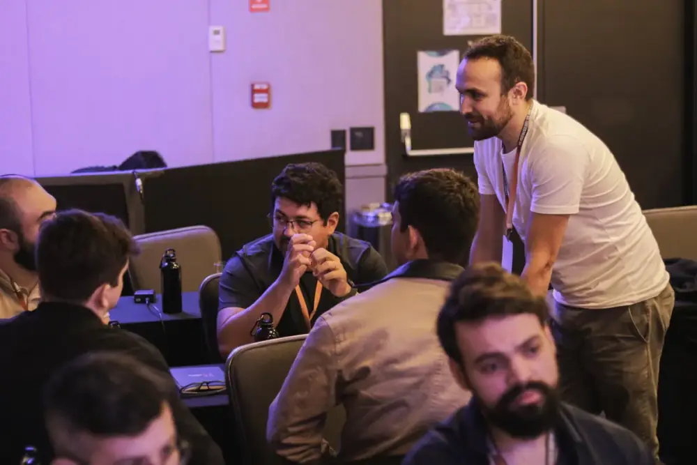 Wheslley Rimar conversando com uma mesa de participantes