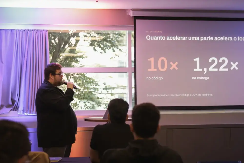Dennis Rojas apresentando para a turma da CTO Scale