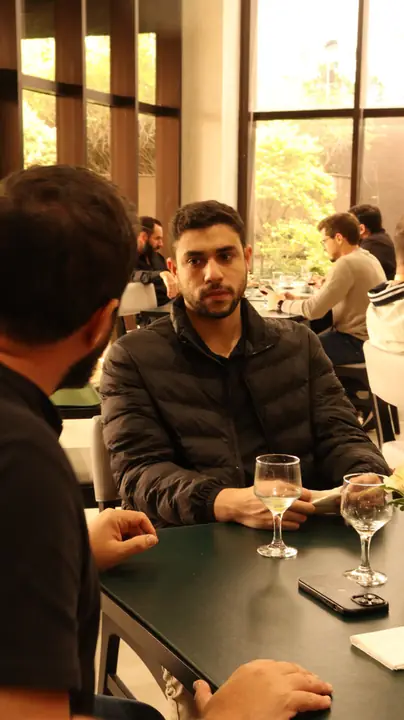 Participante na mesa do jantar