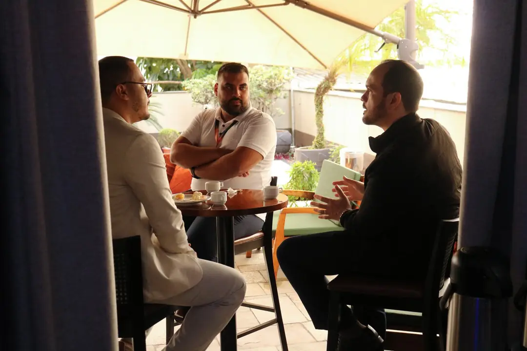 Participantes conversando no terraço do hotel