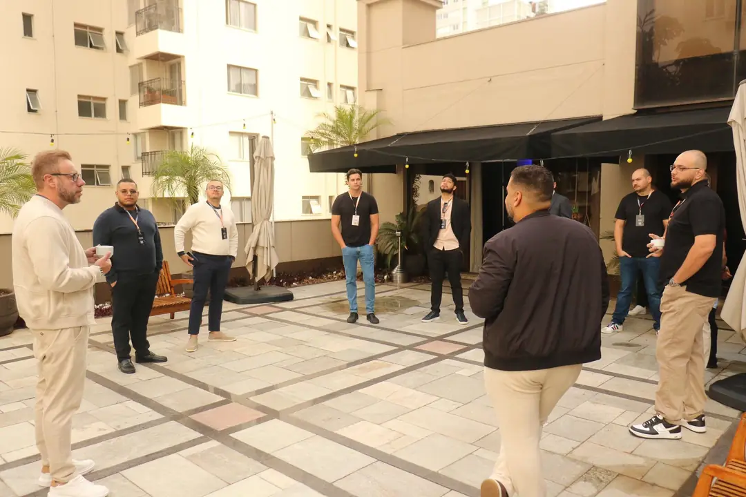 Roda de conversa no pátio do hotel